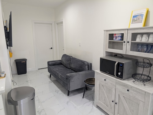 Modern Comfort - Minimal Style
Entire guest suite in Elmont, New York