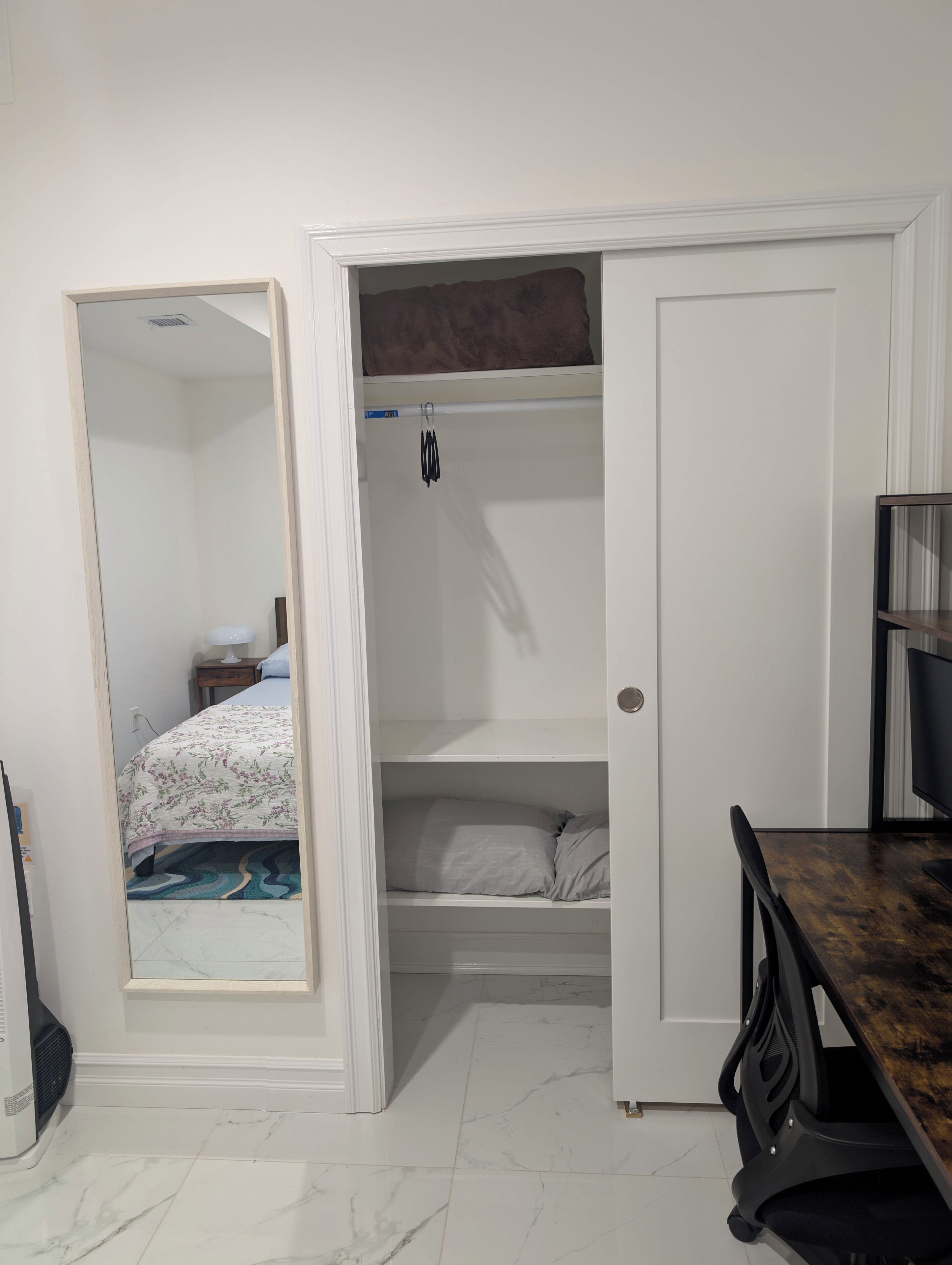 2 slaapkamers, een kluis op de kamer, een bureau