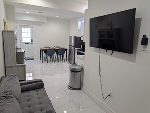 Smart TV, computer monitors