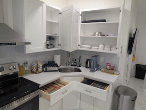 冰箱、微波炉、烤箱、炉灶