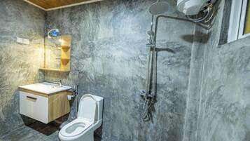 Deluxe kamer, 1 twee- of 2 eenpersoonsbedden | Badkamer | Gratis toiletartikelen, handdoeken, zeep, shampoo