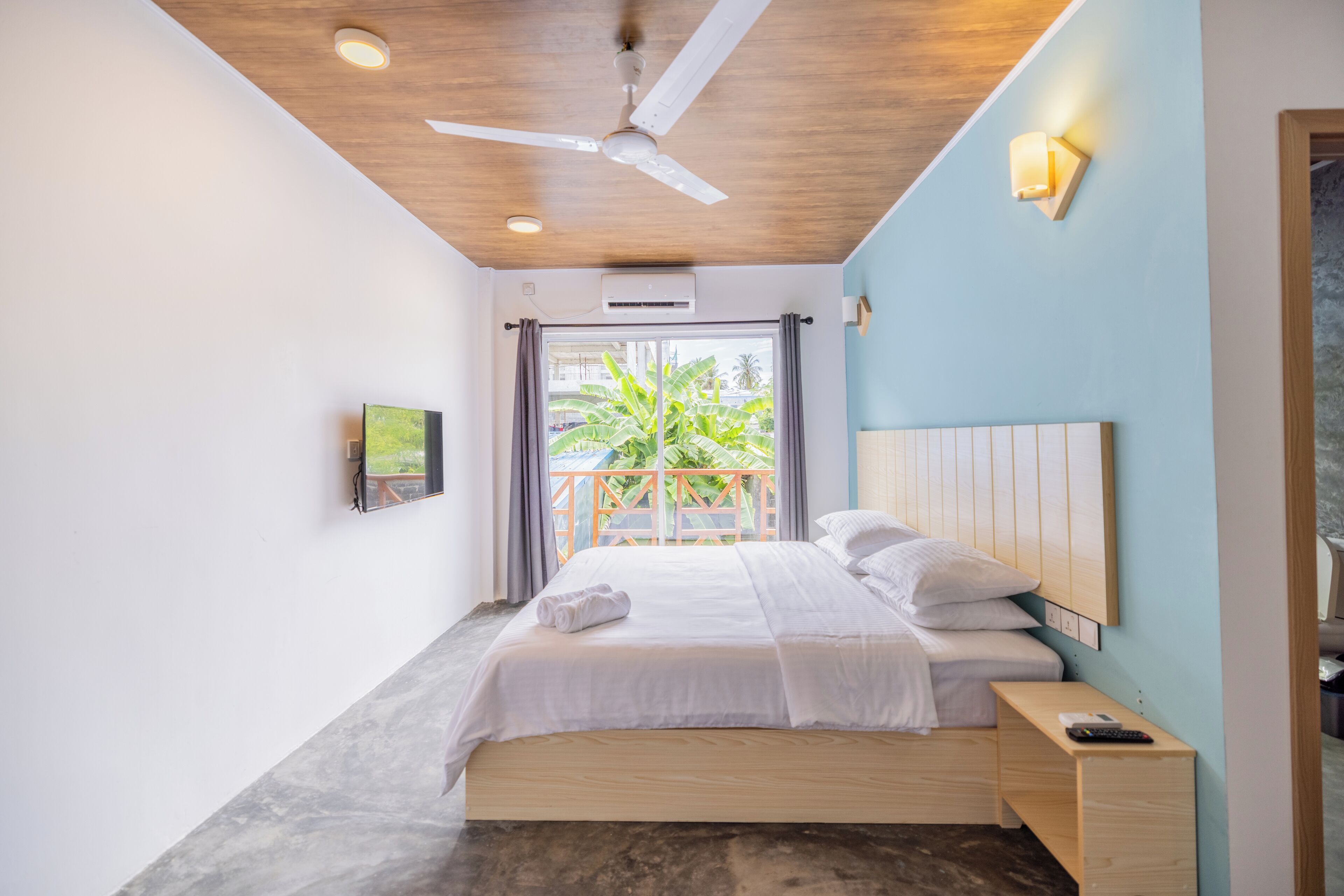 Dobbelt- eller tomannsrom – deluxe, byutsikt | Skrivebord, skrivebord for bærbar PC og wi-fi (inkludert)