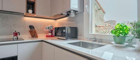 Superior-Apartment, Stadtblick | Eigene Küche
