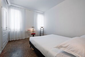 Apartamento superior, vista para a cidade | Ferros/tábuas de passar roupa, Wi-Fi de cortesia