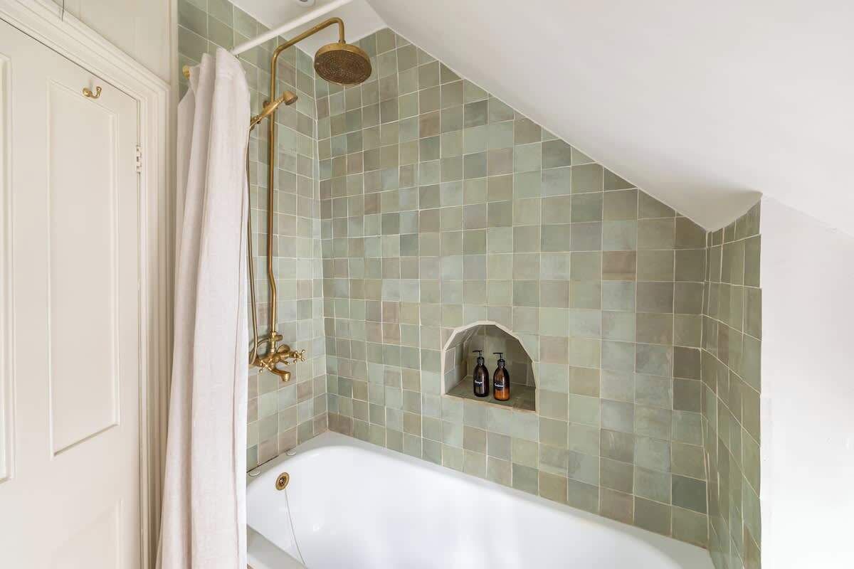 Shower, hair dryer, towels, shampoo