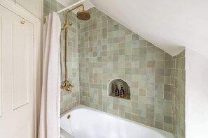 Dusche, Haartrockner, Handtücher, Shampoo