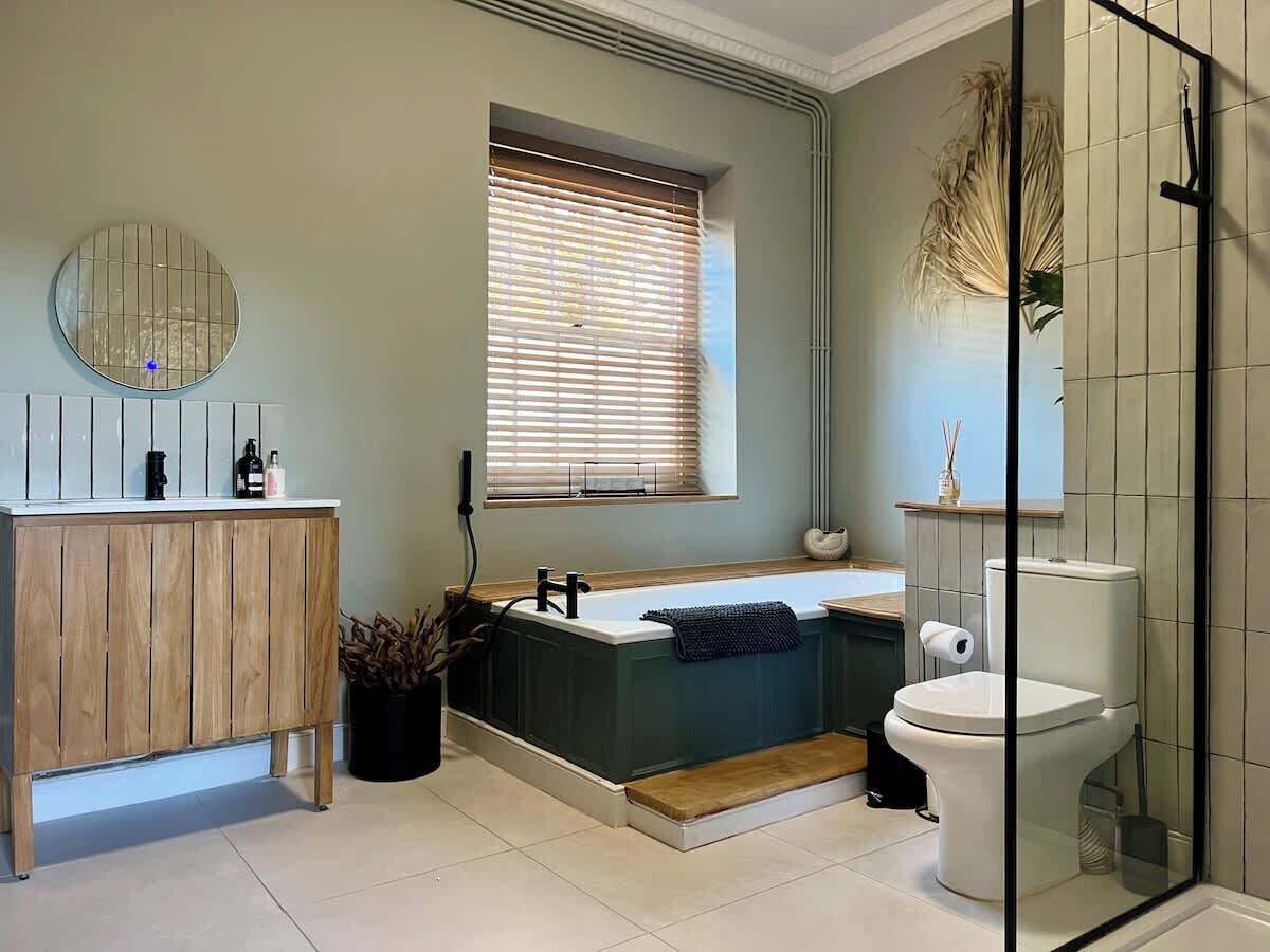 淋浴设施、吹风机、毛巾、洗发水