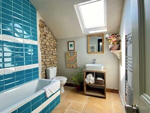 Shower, hair dryer - Spacious Family Home - Central Frome (Frome)