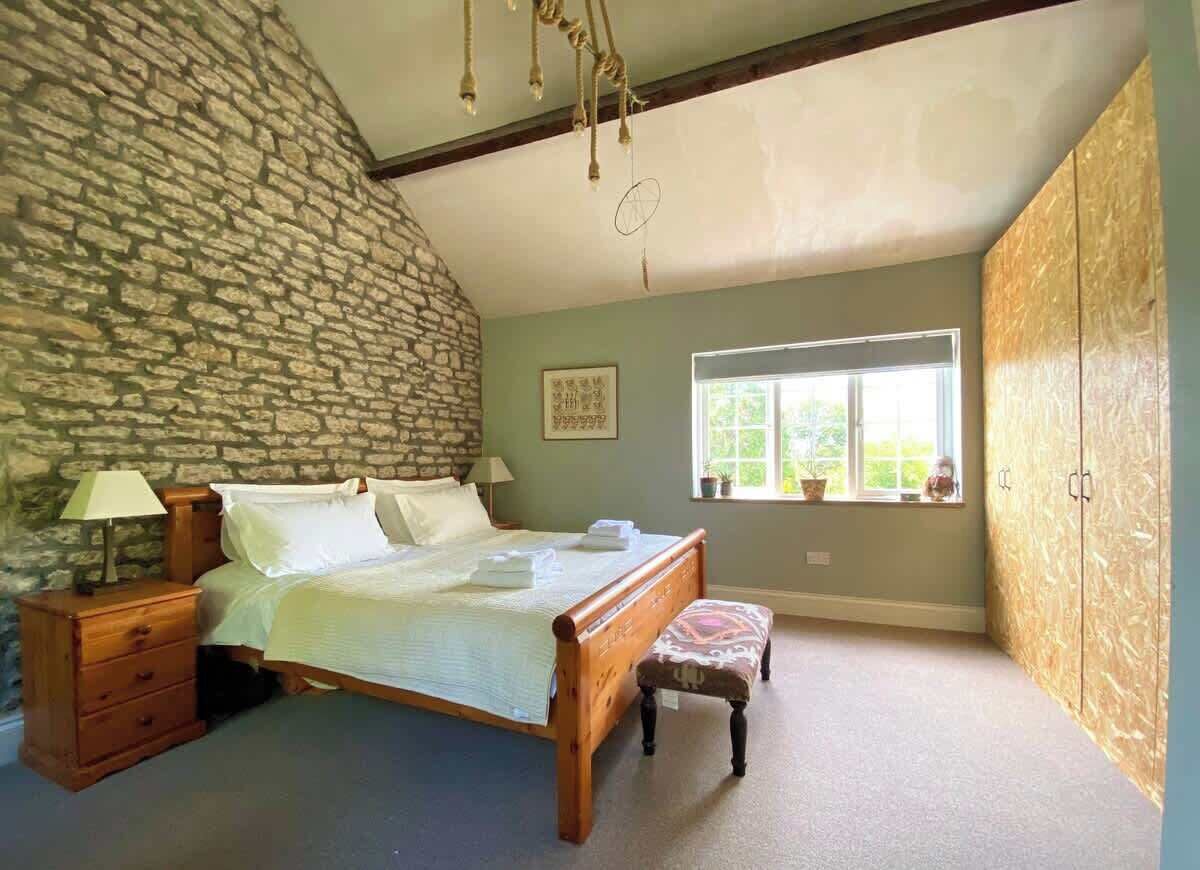6 bedrooms, iron/ironing board, travel cot, WiFi