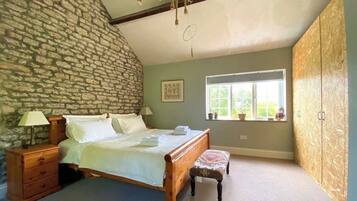 6 bedrooms, iron/ironing board, travel cot, WiFi