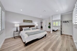 5 bedrooms, desk, iron/ironing board, travel cot
