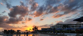 Cozy 1-BR Upstairs apartment in awesome Maho Beach, AC, gym access, pool,market