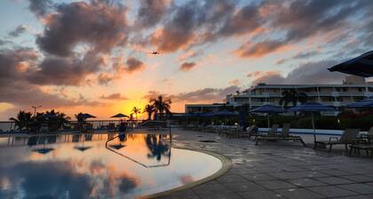 Cozy 1-BR Upstairs apartment in awesome Maho Beach, AC, gym access, pool,market