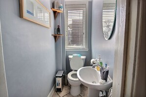 Sèche-cheveux, serviettes fournies, savon, papier toilette