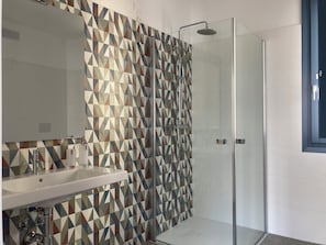 Shower, hair dryer, bidet, towels