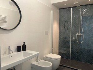 Douche, sèche-cheveux, bidet, serviettes fournies