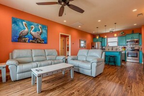 Smart TV, stereo - Near Ferry |RV Pad w/Hookups| Mins to Beach | Water View (Port Bolivar)