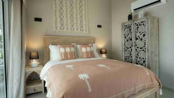 Habitación superior, 1 cama Queen size (Vista al jardin) | Ropa de cama de alta calidad y minibar