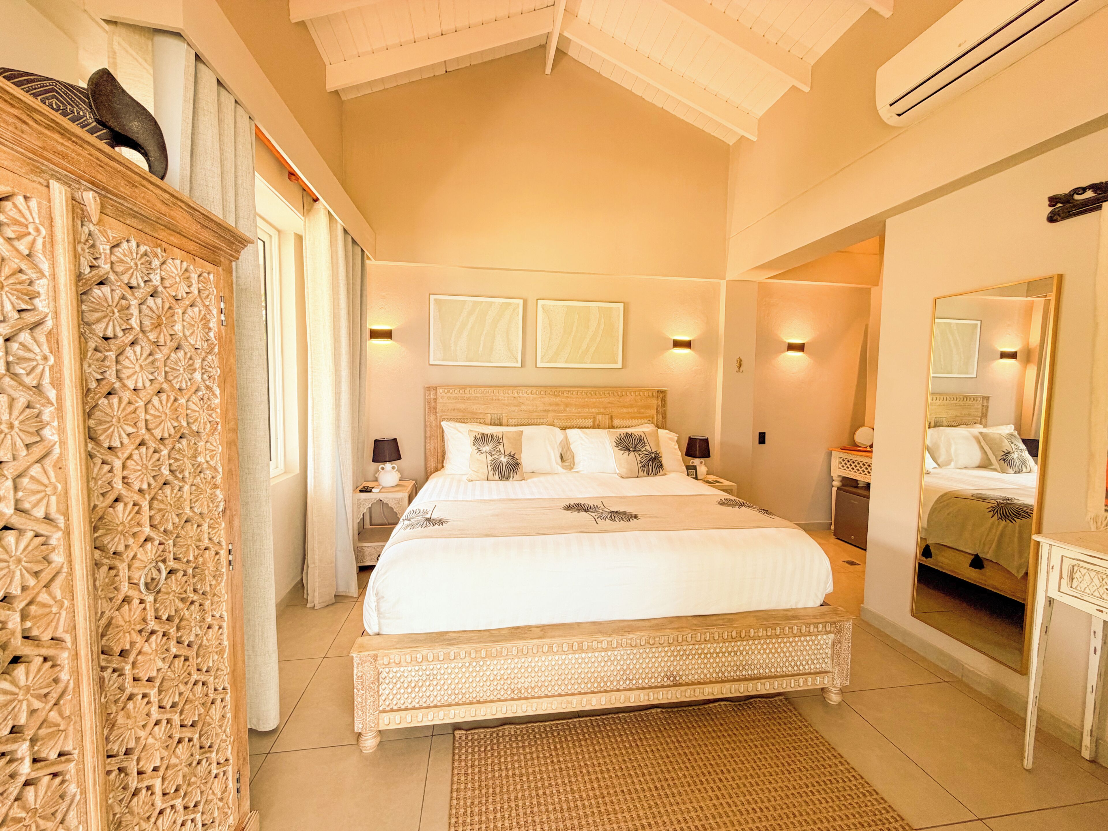 Ropa de cama de alta calidad y minibar 