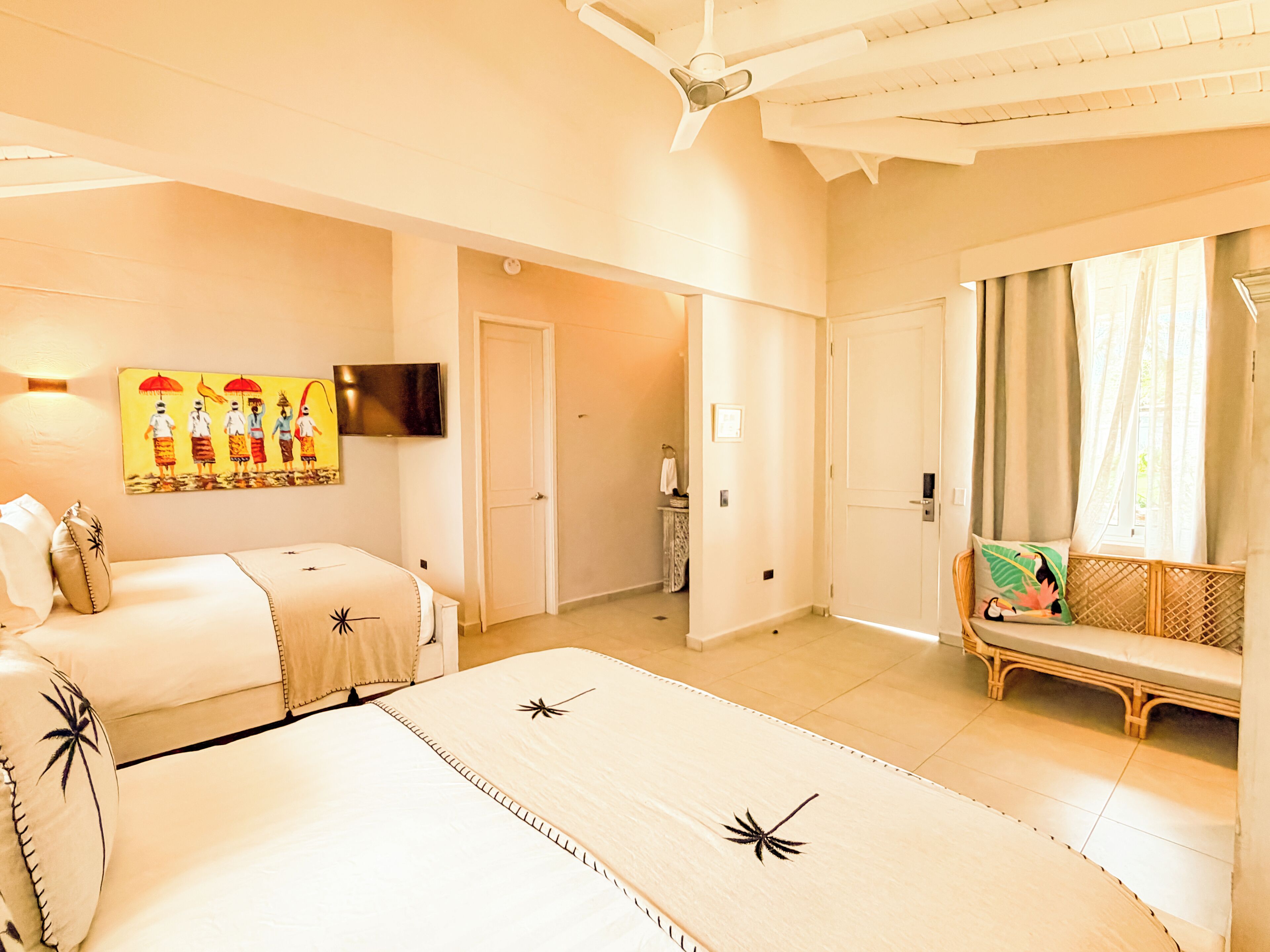 Ein Hotelzimmer mit einem großen Bett, einer Sitzecke, einem Fernseher und einem Gemälde an der Wand.