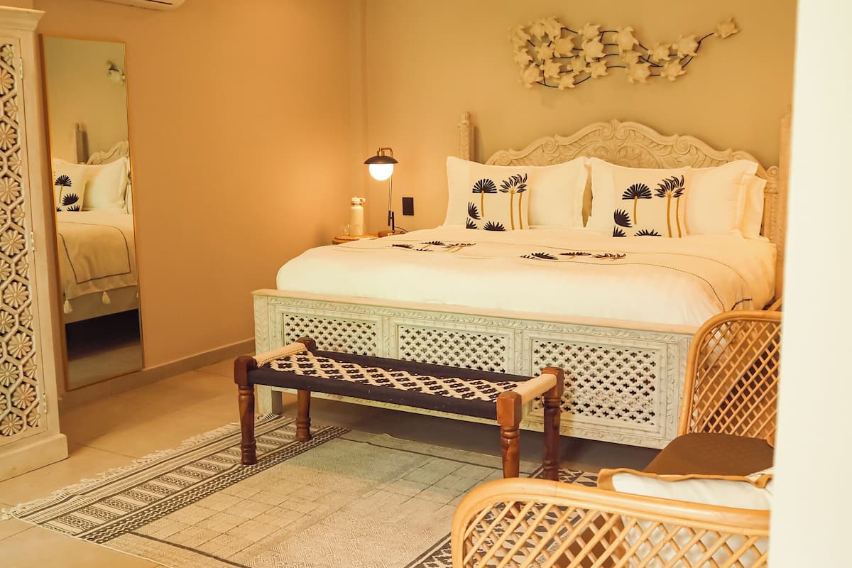Habitación superior, 1 cama King size (Vista al jardin) | Ropa de cama de alta calidad y minibar