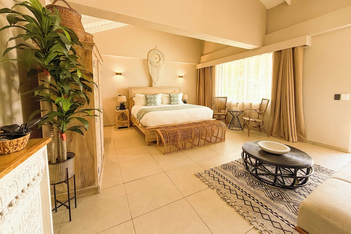 Habitación superior, vista al jardín (Triple - Vista al Mar) | Ropa de cama de alta calidad y minibar