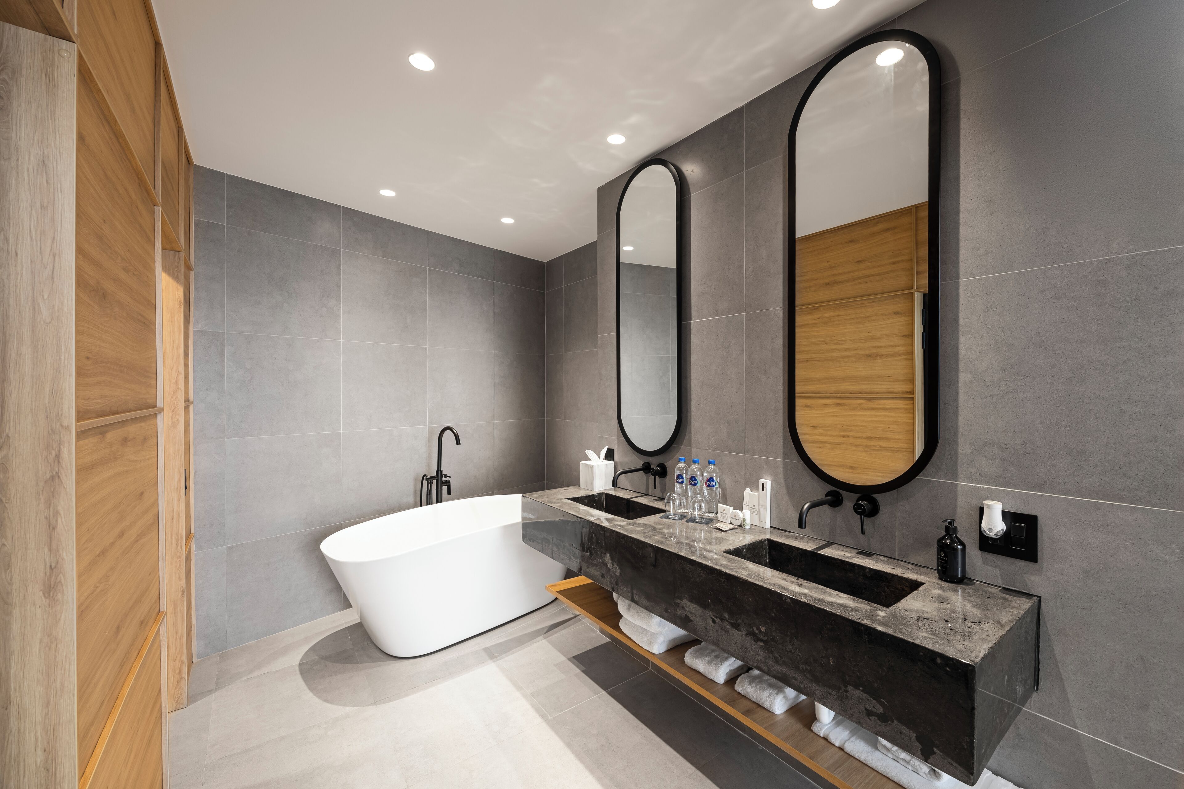 Presidential Suite | Hypo-allergenic bedding, in-room safe, desk, laptop workspace