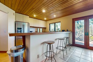 Fridge, microwave, oven, stovetop - Waterview Retreat in Coupeville – Mt. Baker & Saratoga Passage Views (Coupeville)