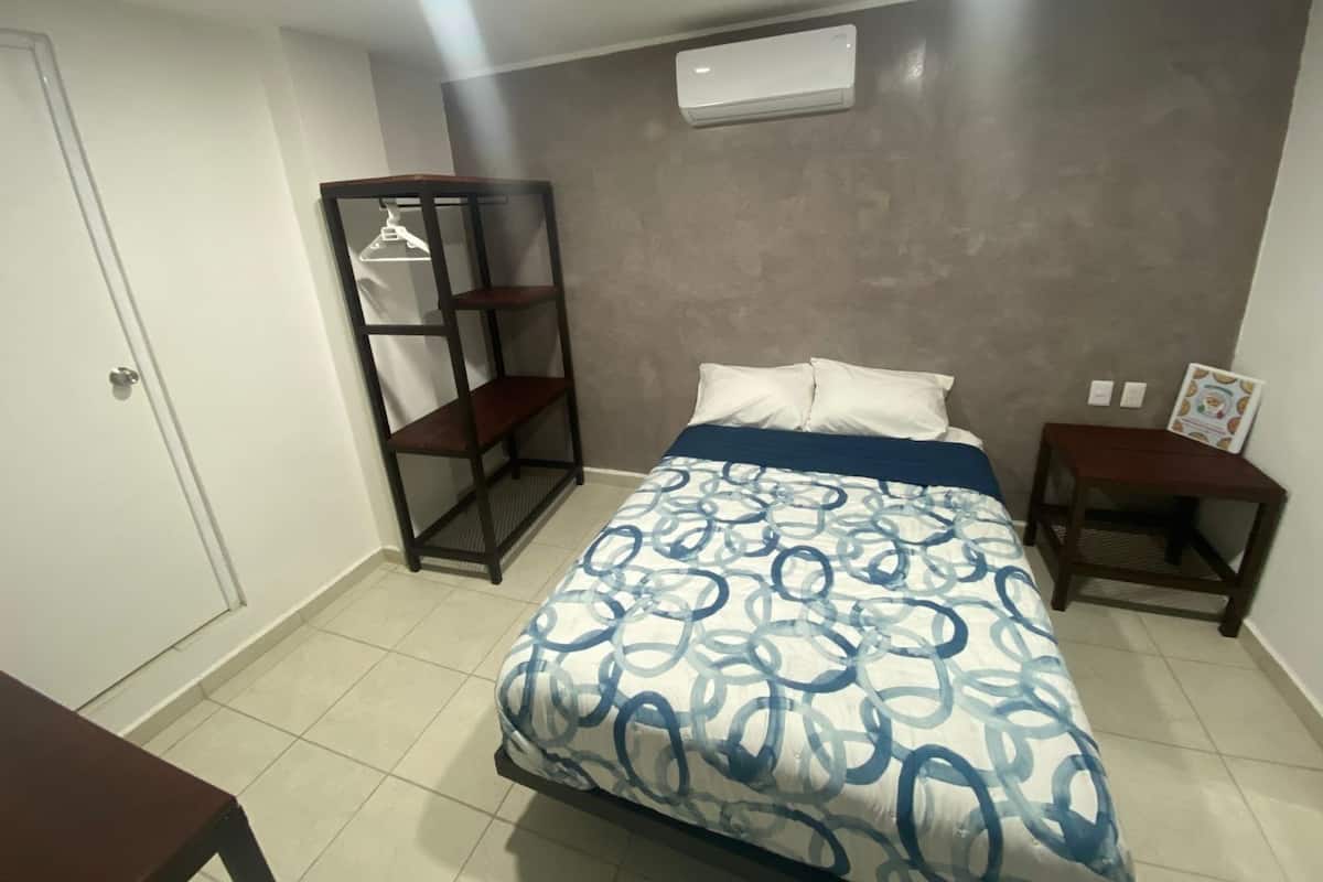 Basic Single Room | Desk, free WiFi, bed sheets