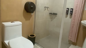 Een douche, handdoeken, zeep, shampoo
