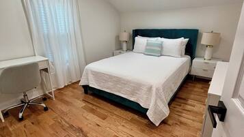 4 soverom, safe på rommet, skrivebord og strykejern/-brett