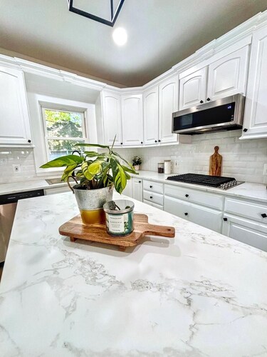 Spacious 4-bedroom house in charming Utica with WiFi, AC