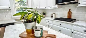 Spacious 4-bedroom house in charming Utica with WiFi, AC