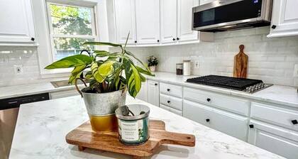 Spacious 4-bedroom house in charming Utica with WiFi, AC