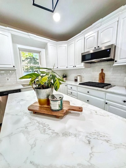 Spacious 4-bedroom house in charming Utica with WiFi, AC