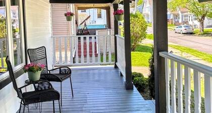Spacious 4-bedroom house in charming Utica with WiFi, AC