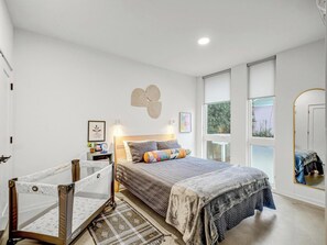 1 bedroom, iron/ironing board, free WiFi, bed sheets - Mini Metro - Downtown Rooftop with Skyline View! (Raleigh)