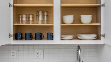 Køleskab, mikrobølgeovn, kogeplade, kaffe-/temaskine