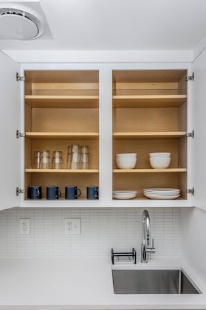 ثلاجة، ميكروويف، موقد طهي مسطح، ماكينة لصنع القهوة/الشاي