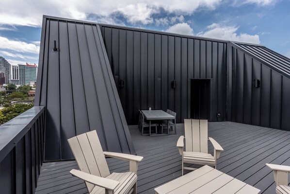 Outdoor dining - Mini Metro - Rooftop Deck with Skyline View! (Raleigh)