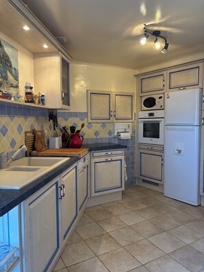 Mikrowelle, Ofen, Herdplatte, Geschirrspüler