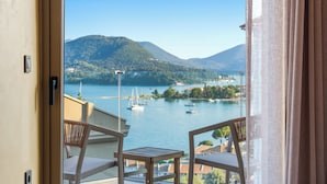 A balcony with a view of a lake, boats, and mountains. - MANDRAGORAS ECO FRIENDLY (Perigiali)