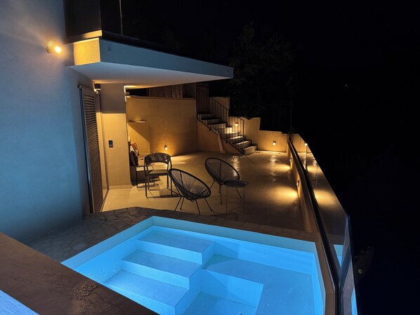 Junior-Suite, eigener Pool, Buchtblick | Terrasse/Patio