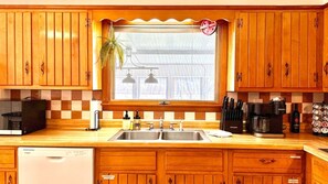 Kylskåp, mikrovågsugn, ugn och spishäll