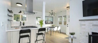 Downtown Camas Stay – Walkable, 15 Min to PDX