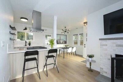 Downtown Camas Stay – Walkable, 15 Min to PDX