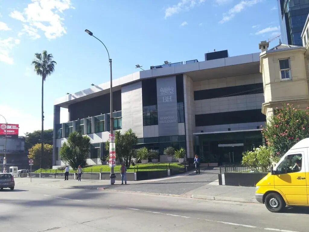 Un edifici modern amb un cartell que diu "Hospital del Seguro Social".