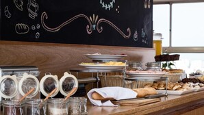 Un bufé de desayuno con diversos alimentos y acompañamientos.