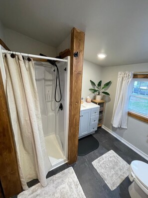 Asciugacapelli, bidet, asciugamani, sapone