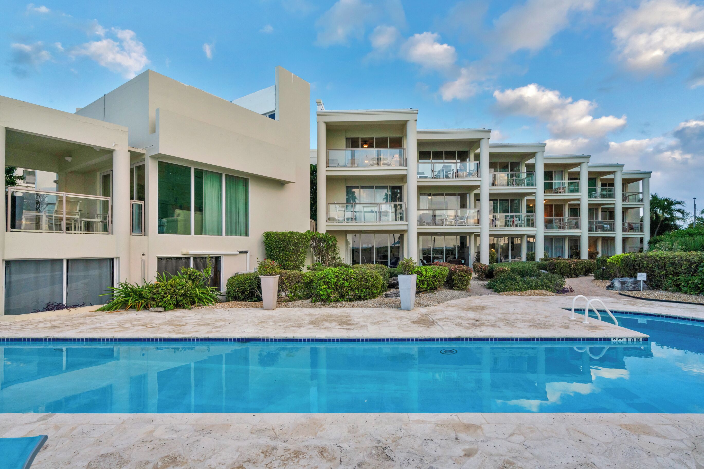 室外游泳池，恒温泳池